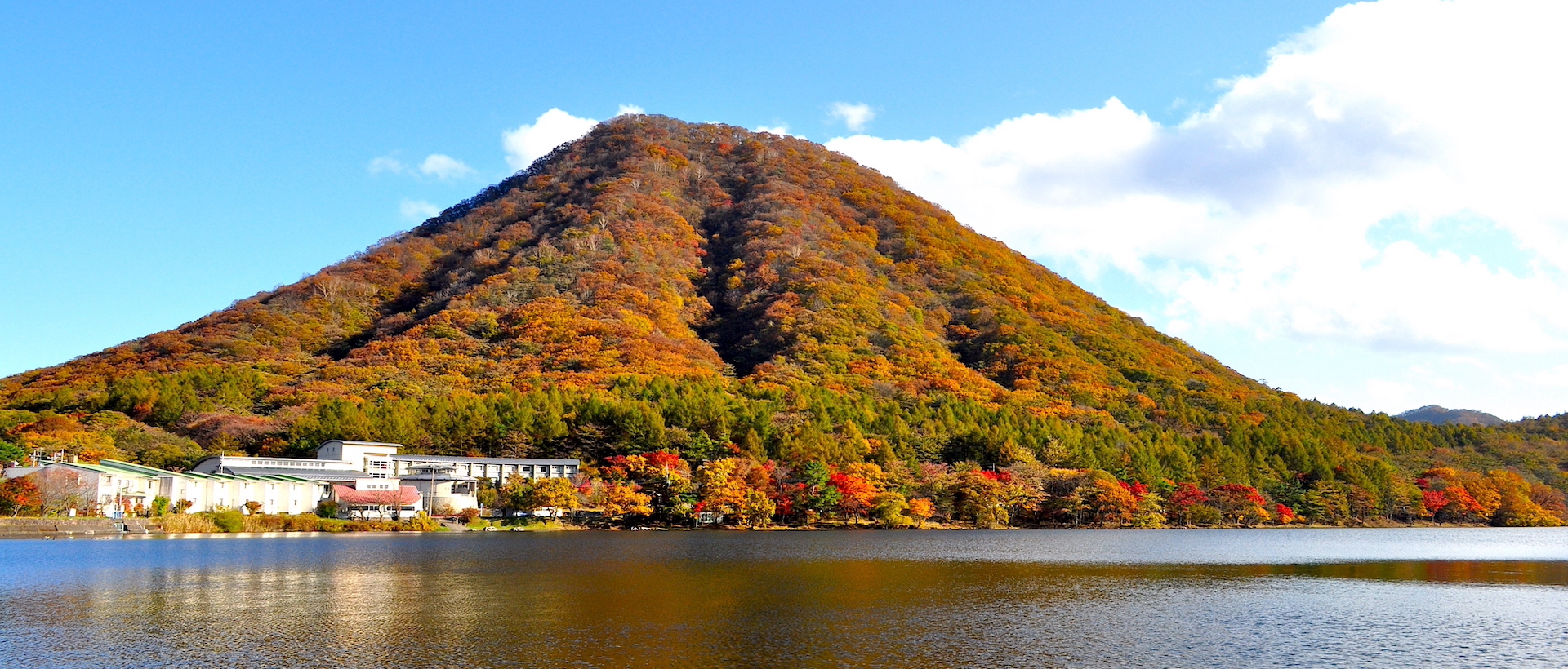 【紅葉情報】榛名湖畔の紅葉が見頃を迎えています🍁